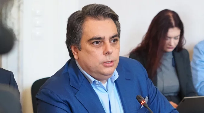 "Манипулации и лъжи": "Информационно обслужване" отговори на Асен Василев за машинното гласуване