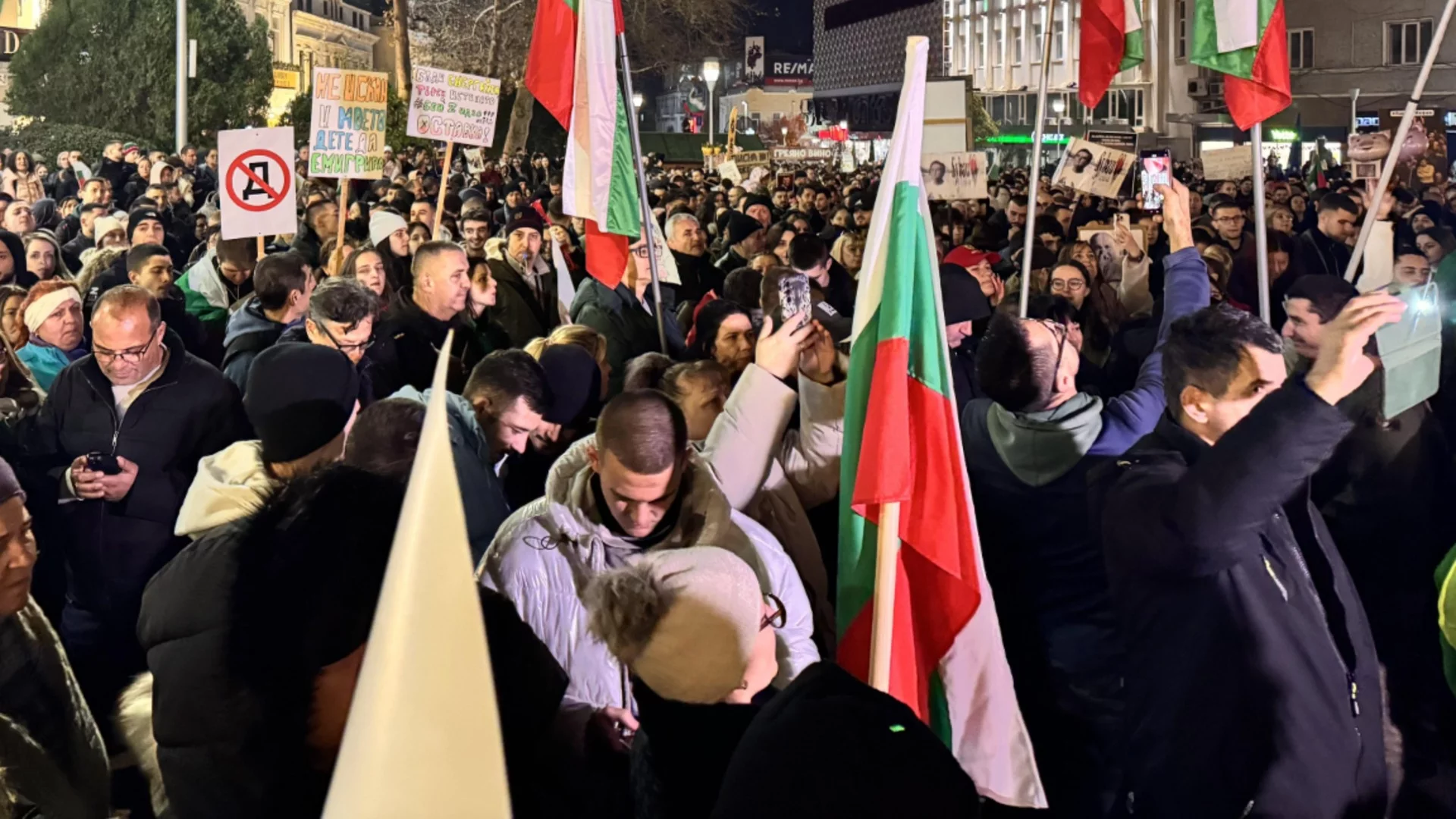 "Няма да им позволим да освинят изборите!": Започна протестът за 100% машинен вот (ВИДЕО)