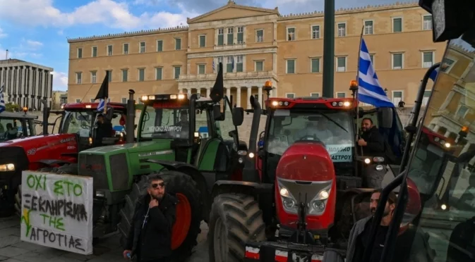 Гръцките фермери бесни: Ще вкараме тракторите в Атина!
