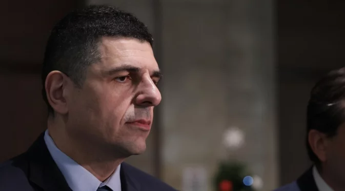 "Борисов и Пеевски не са чули протеста": ПП-ДБ с твърдения за натиск срещу депутат от БСП