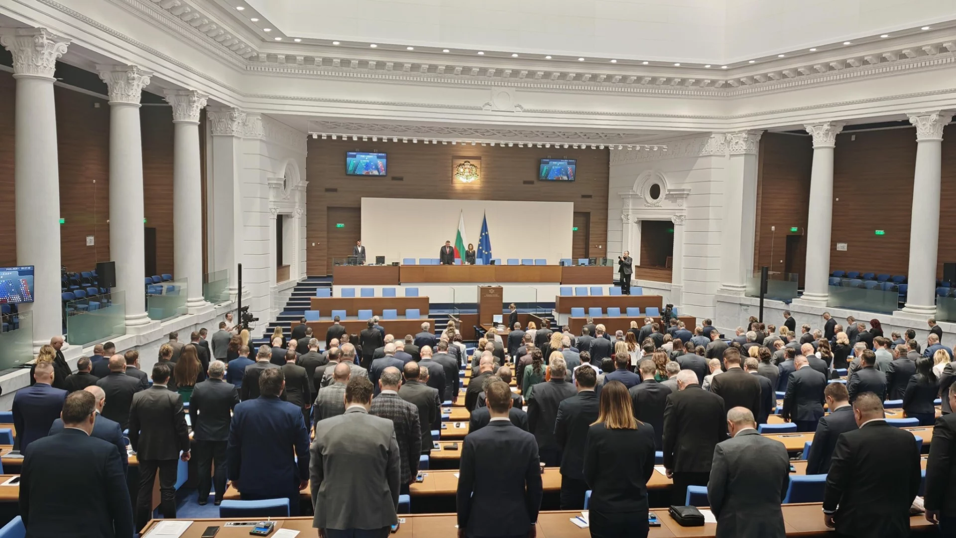 В парламента: Минута мълчание в памет на Димитър Пенев