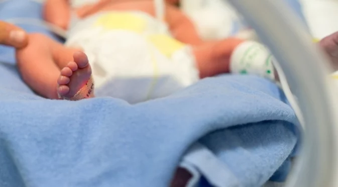 Бебе с откъсната ръка, пияни лекари: Подробности от родилното на ужасите в Русия