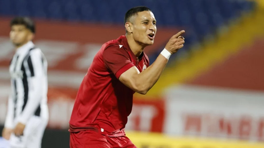 Официално: Нападател с опит във Франкфурт ще наследи Леандро Годой