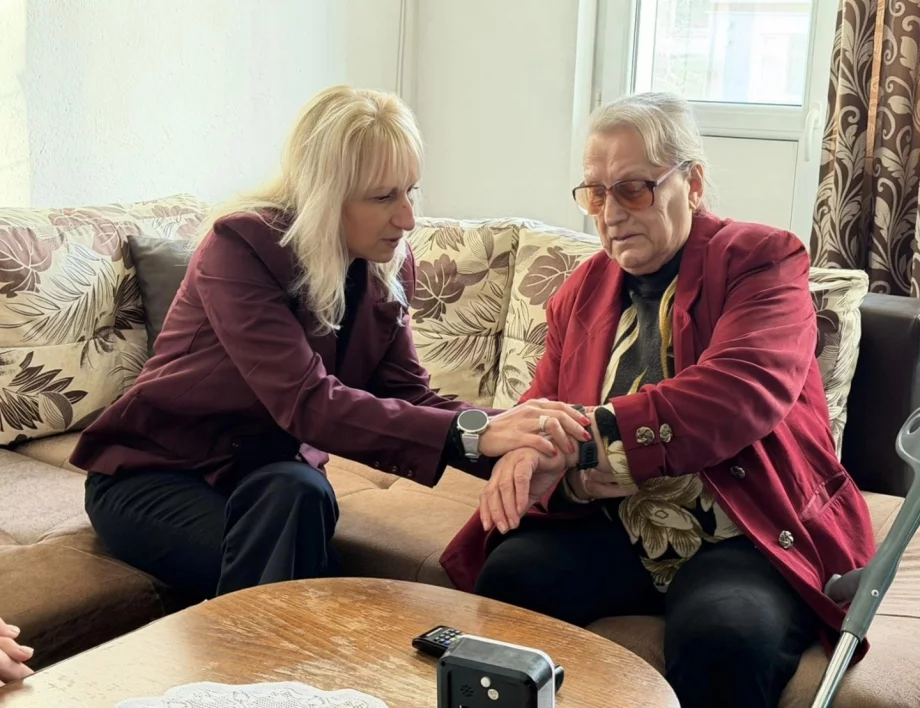 Глас, който идва навреме: Как AI гривна се грижи за възрастната Нейка