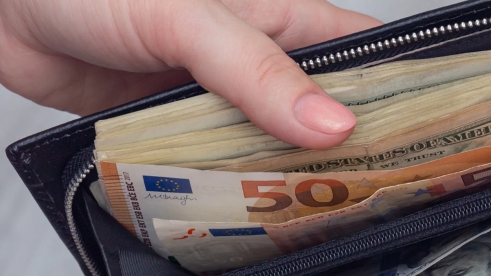 Стотици хиляди държавни служители в Германия с повишение на заплатите