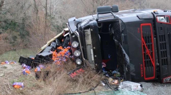 Камион падна в дере, има жертва