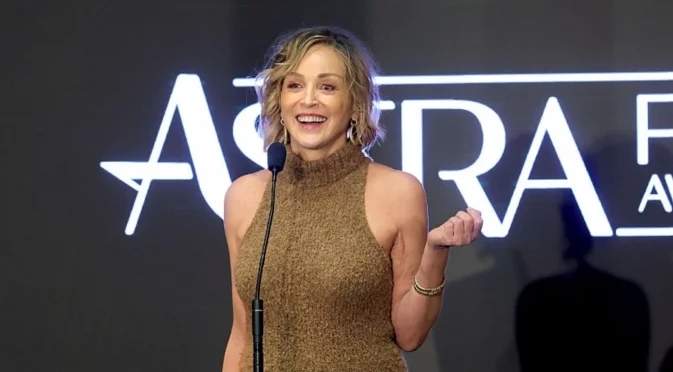 Шарън Стоун се влюби на червения килим: Вече има нов член в семейството (СНИМКИ)