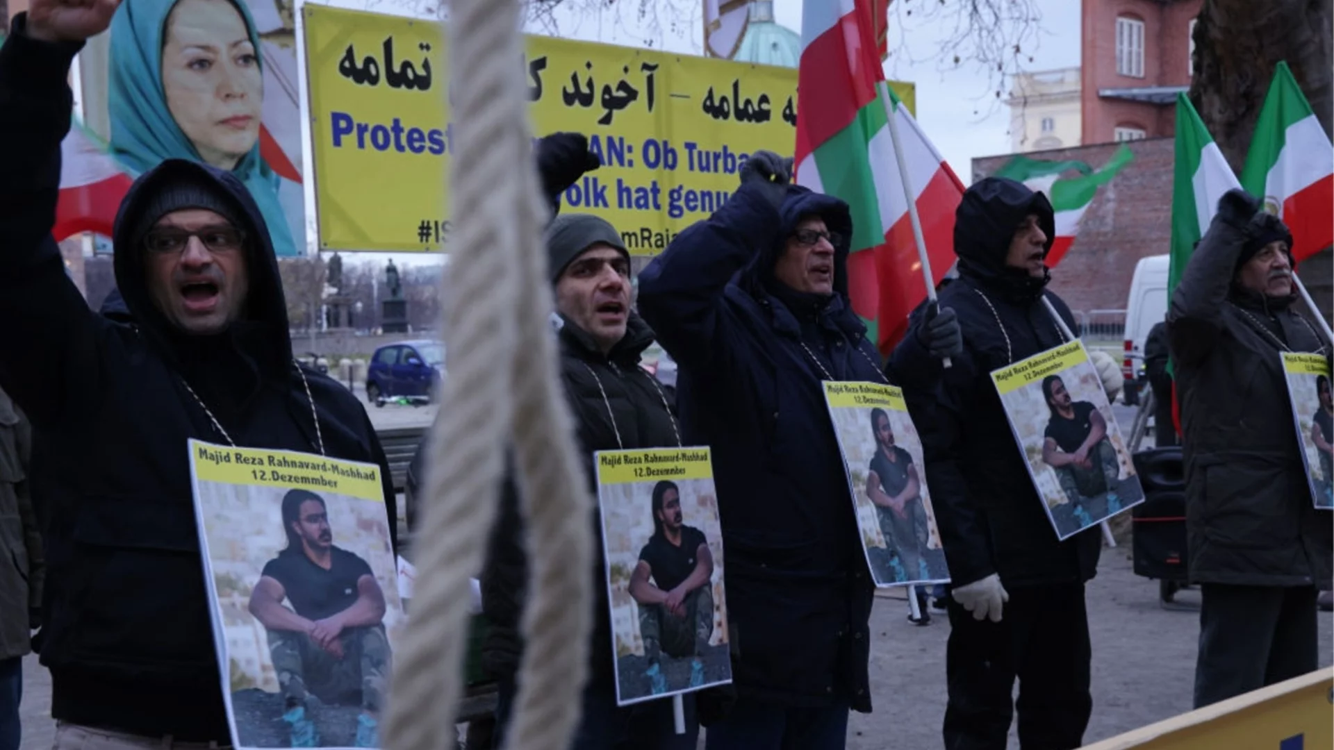 В Иран започват екзекуции за стоп на протестите - млад мъж пръв изтегли късата клечка (СНИМКА)