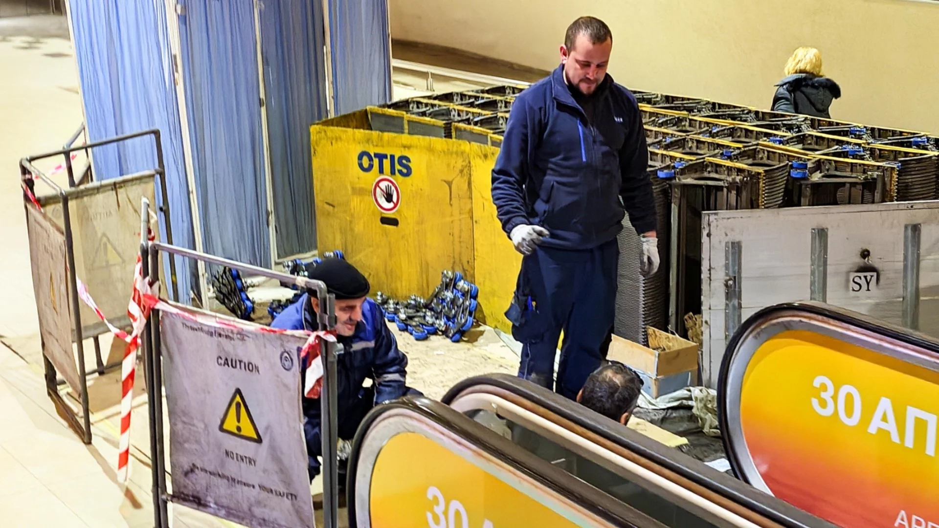 От седмици: Неработещи ескалатори и роптаещи пътници в метрото (СНИМКИ)