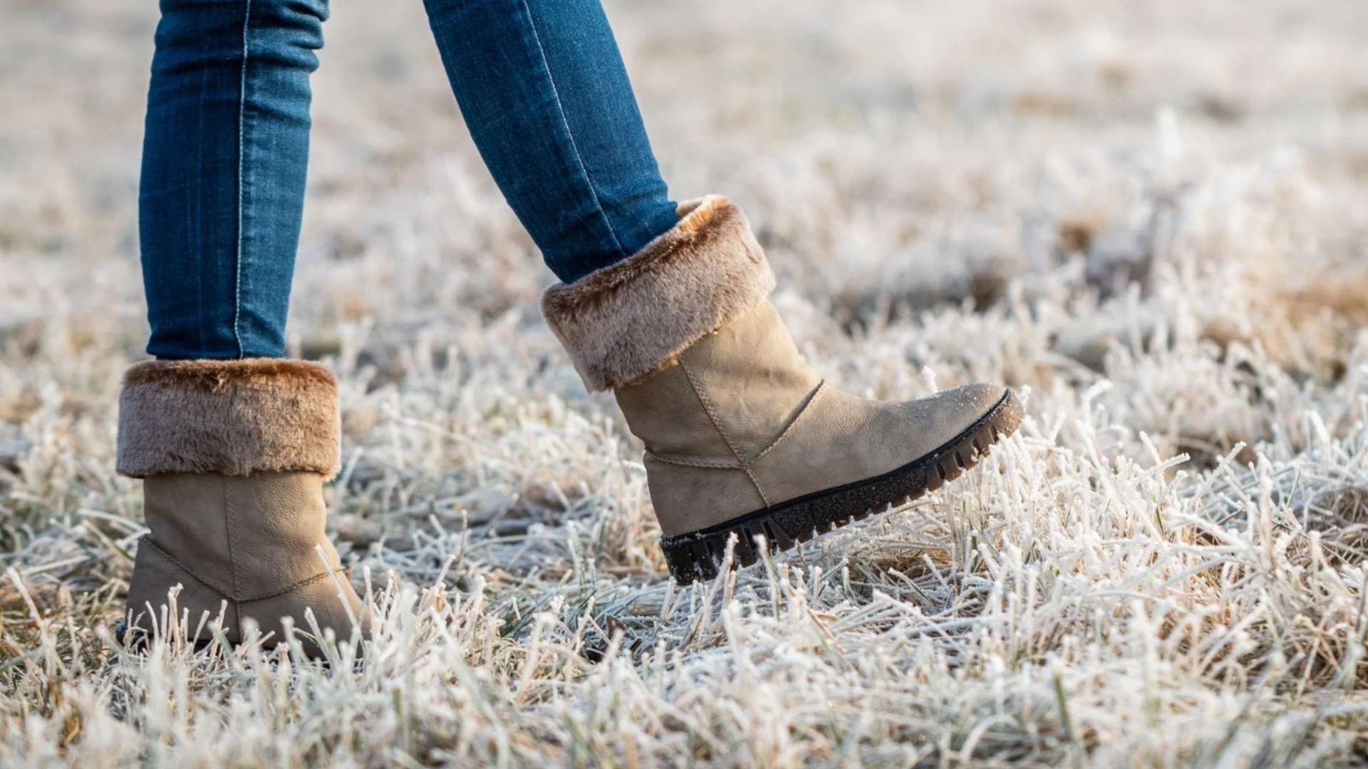 Струва няколко стотинки и го имате в кухнята си: Ето как да предпазите обувките от киша и сол