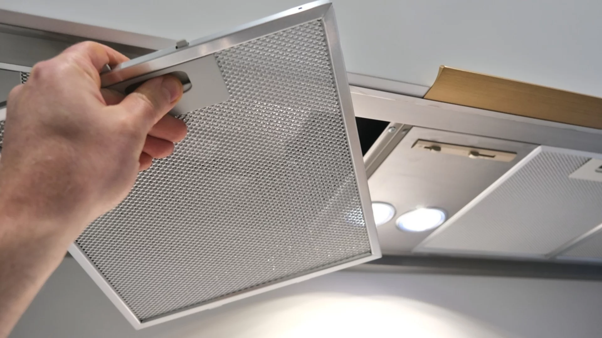 Как да почистим аспиратор, за да спрем натрупването на миризми