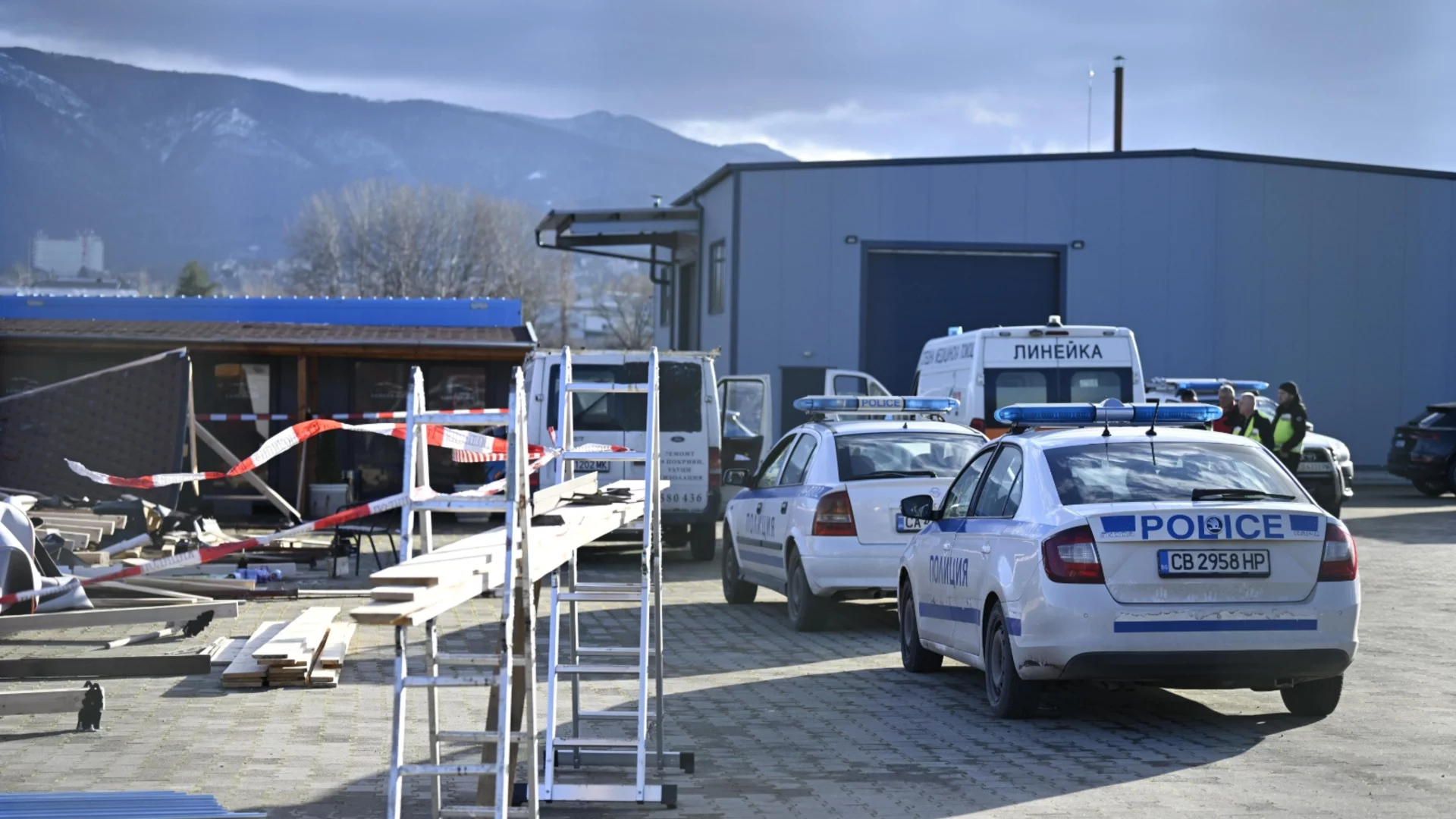 Навес се срути в София: Има жертва и ранени