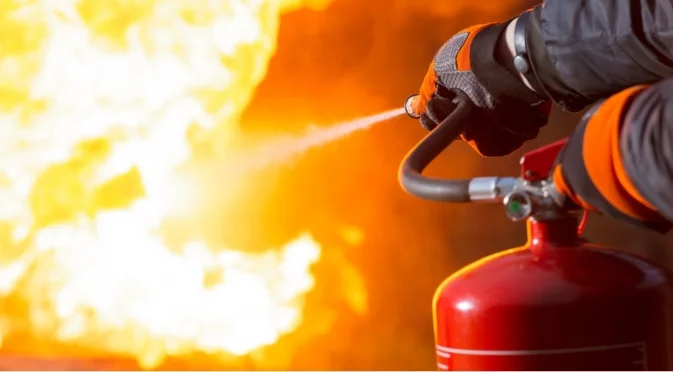 Голям пожар в София, горят строителни материали (СНИМКИ)