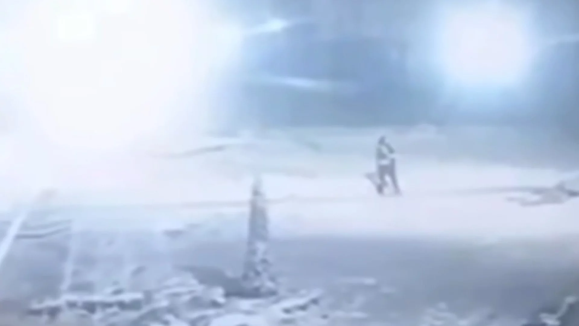 Невъзмутим: Украинец чисти снега докато около него избухват "Шахед"-и (ВИДЕО)