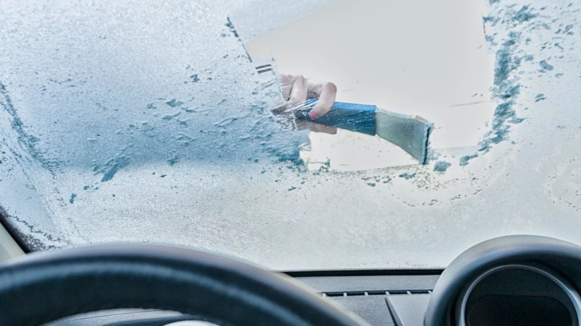 Как да почистите леда от предното стъкло на колата с лимон: Прост, но ефективен трик