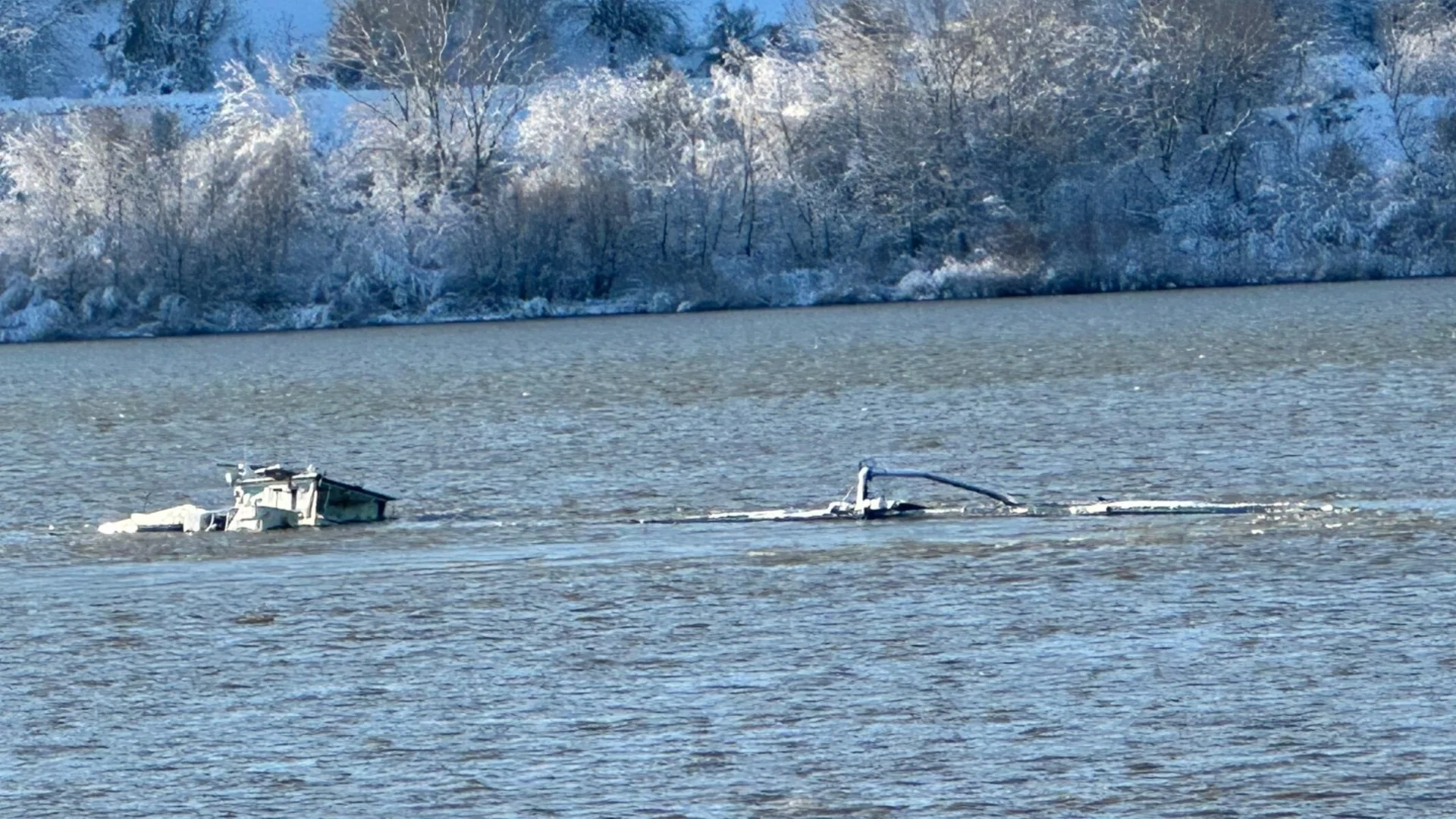 Замърсена ли е река Дунав след потъналите баржи с химически торове?