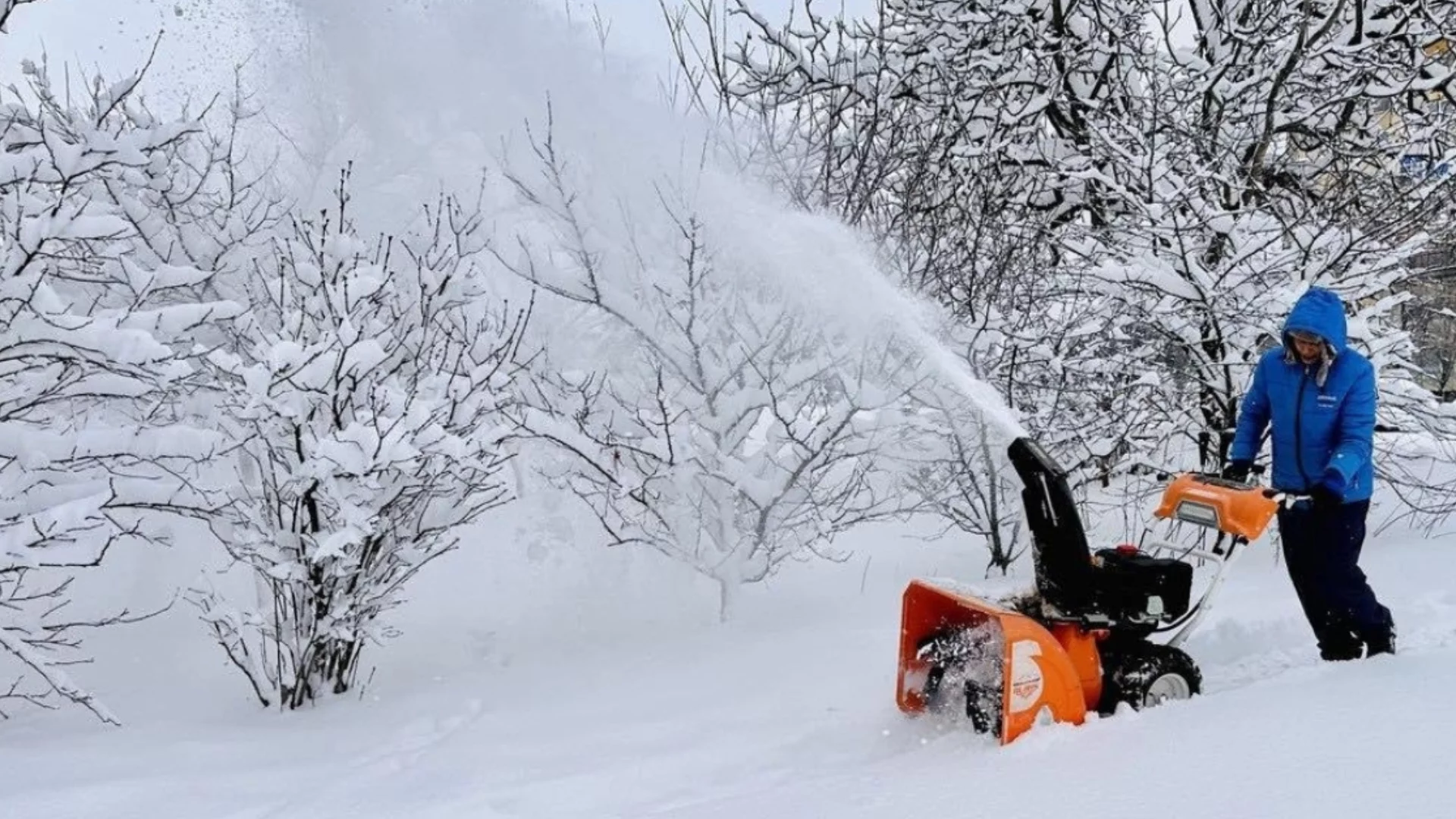 Истинска зима: Гмуркаш се в снега със скок от висок етаж (ВИДЕО)