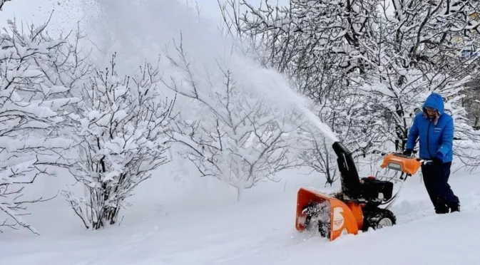 Истинска зима: Гмуркаш се в снега със скок от висок етаж (ВИДЕО)