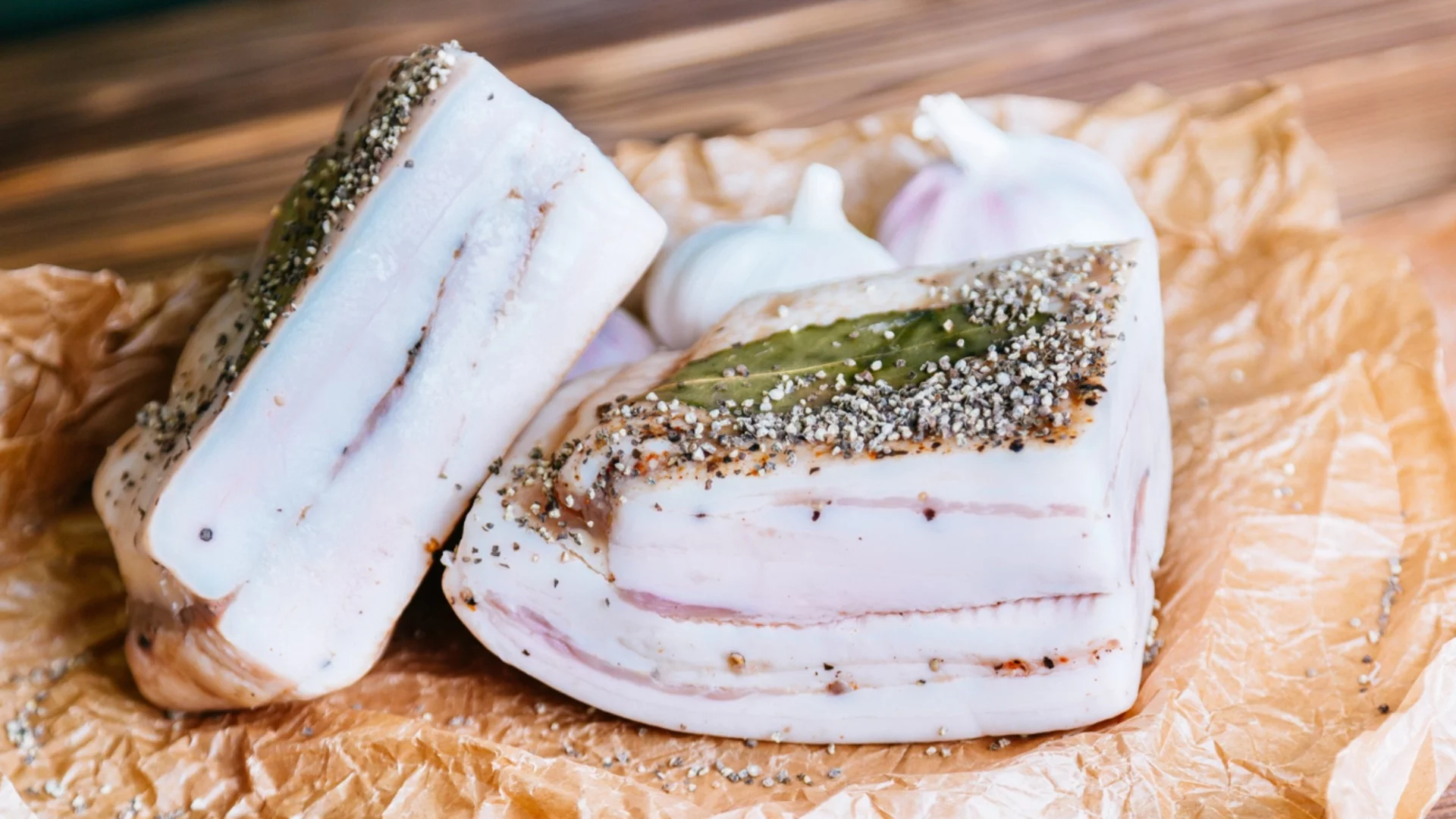 Най-вкусната сланина, която се топи в устата: 3 трика за нейното приготвяне