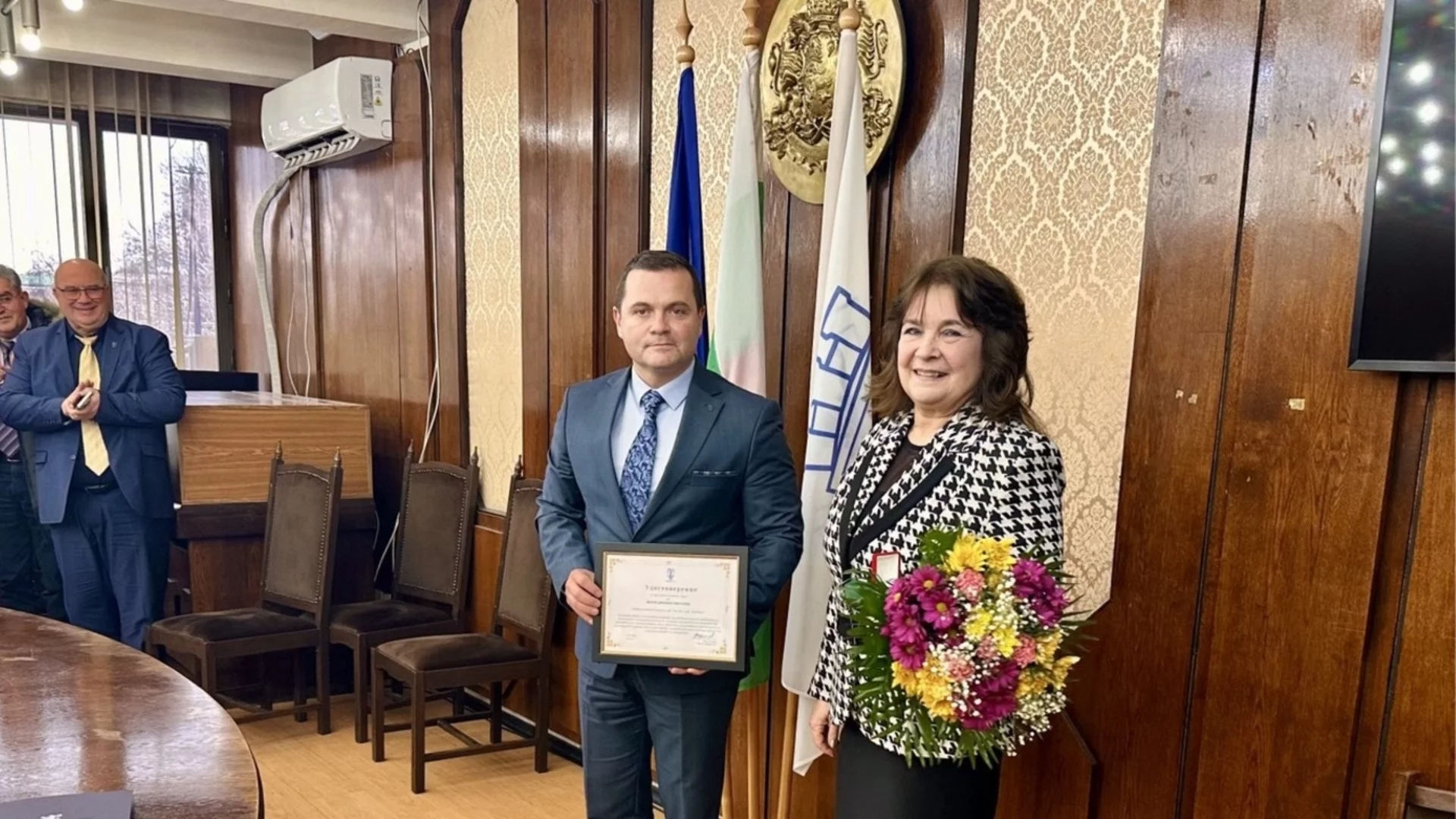 Кметът на Русе удостои с почетна значка дългогодишния музикален педагог Мария Плачкова