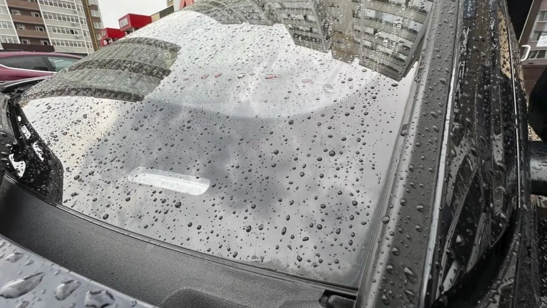 Обикновената вода само вреди на чистачките на автомобила