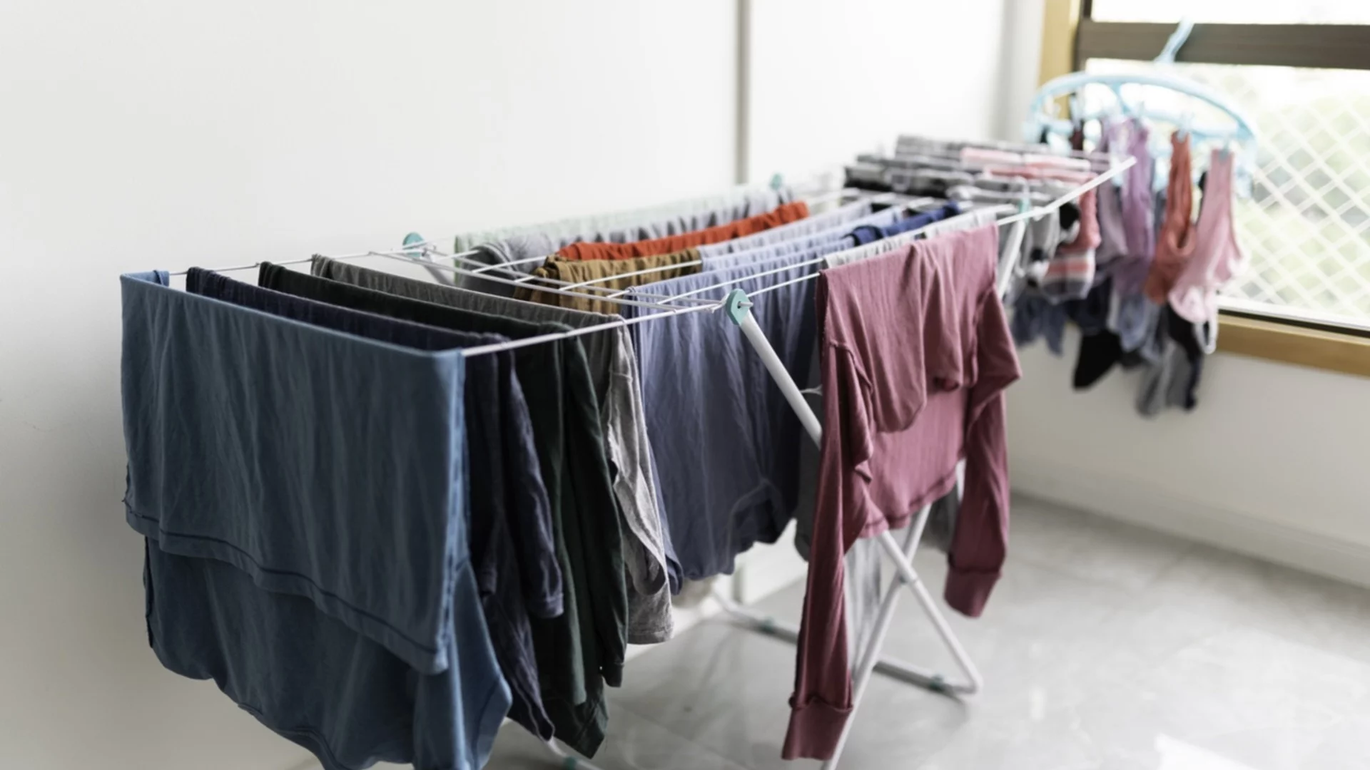 Как да намалим влагата в стаята при вътрешно сушене на дрехи