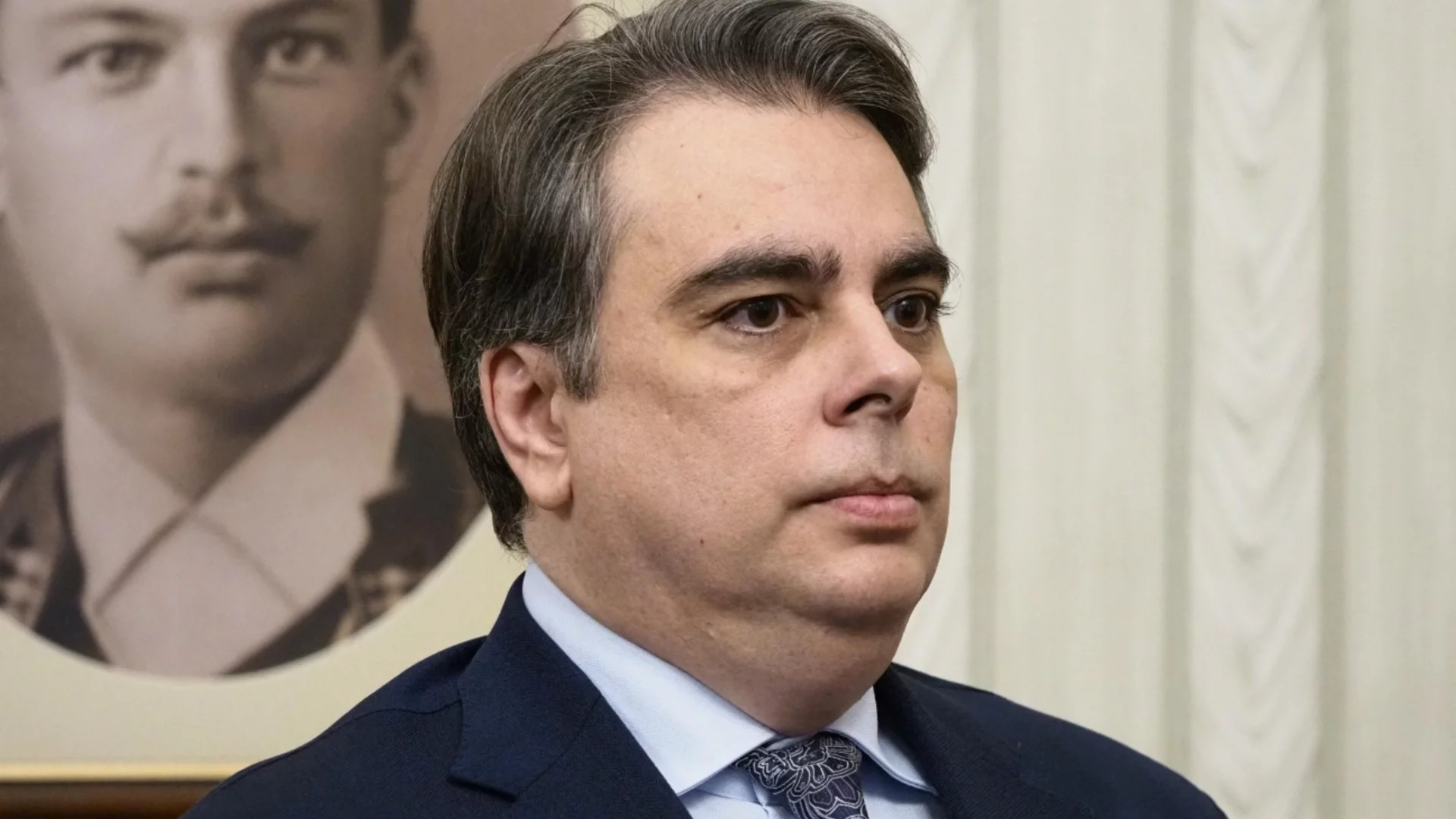 "Силен сигнал срещу Пеевски": Асен Василев за третия мандат и АПС