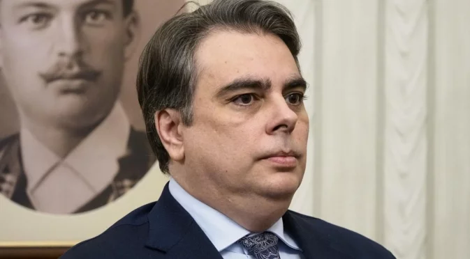 "Силен сигнал срещу Пеевски": Асен Василев за третия мандат и АПС