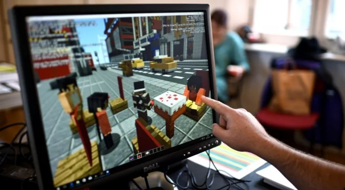 Баба играе Minecraft, за да спаси внука си (ВИДЕО)