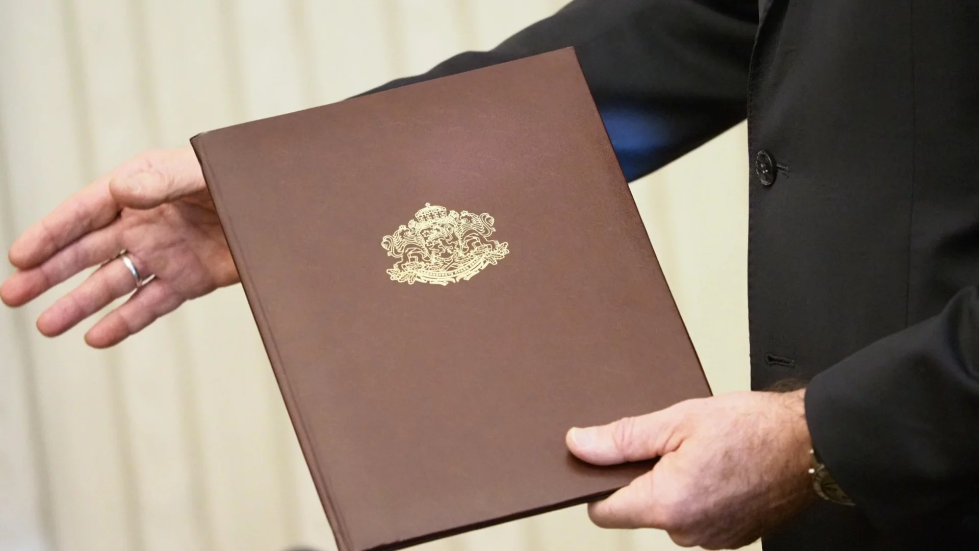 Кой ще вземе третия мандат и ще го държи ли на инат: Анализ на конституционалист