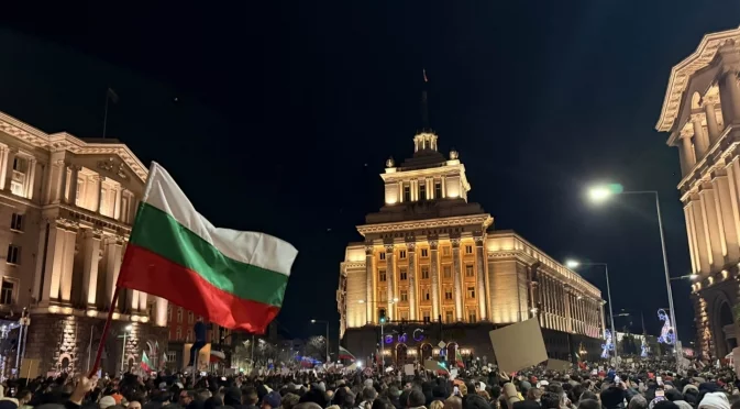 Протестиращи: 22 часа полицията ни държа с белезници за тръба. МВР: Няма такива сигнали (ВИДЕО)