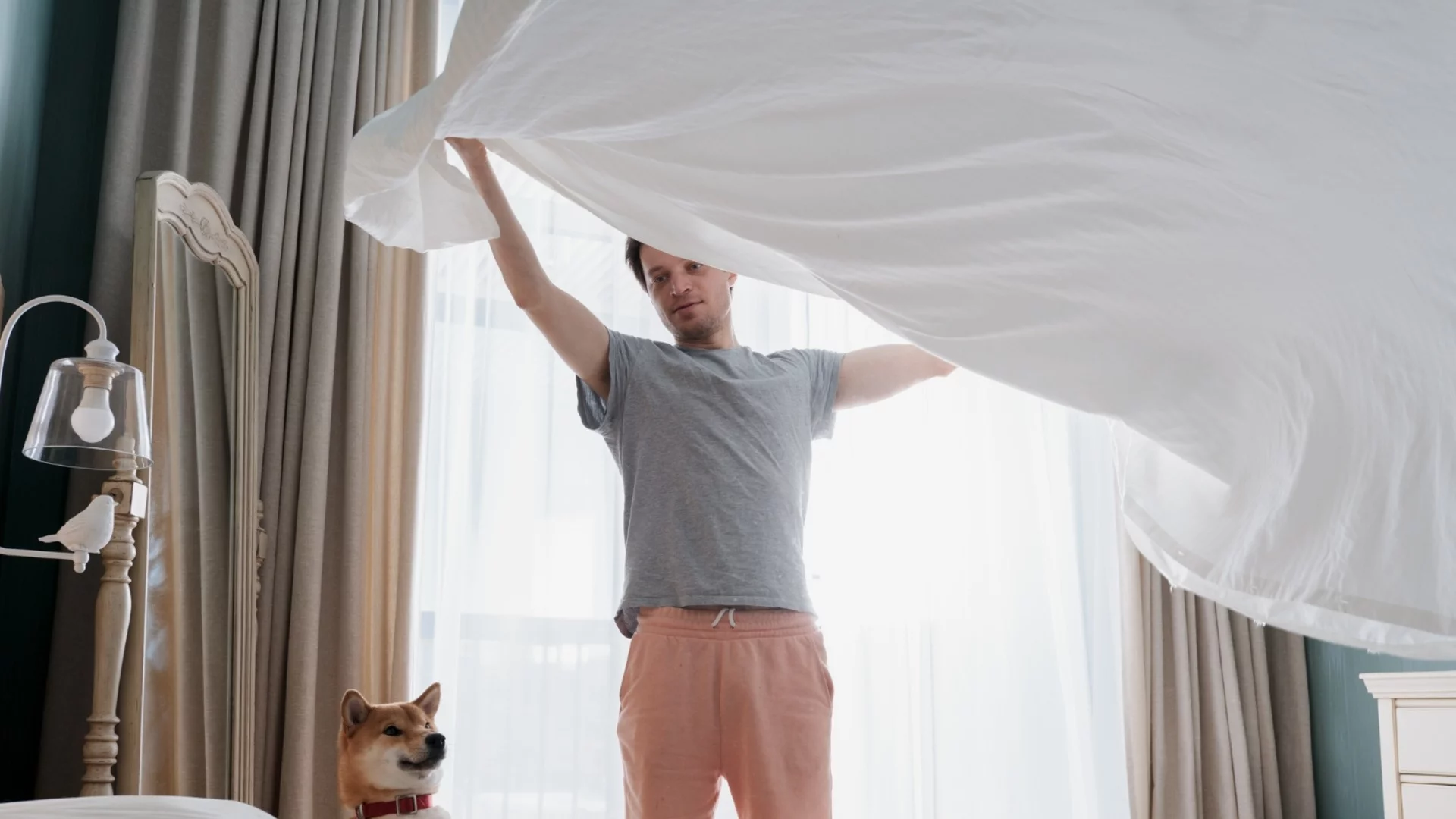 Как да прострем големи чаршафи и одеяла, за да не се намачкат