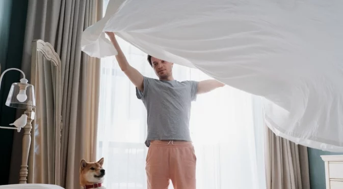 Как да прострем големи чаршафи и одеяла, за да не се намачкат