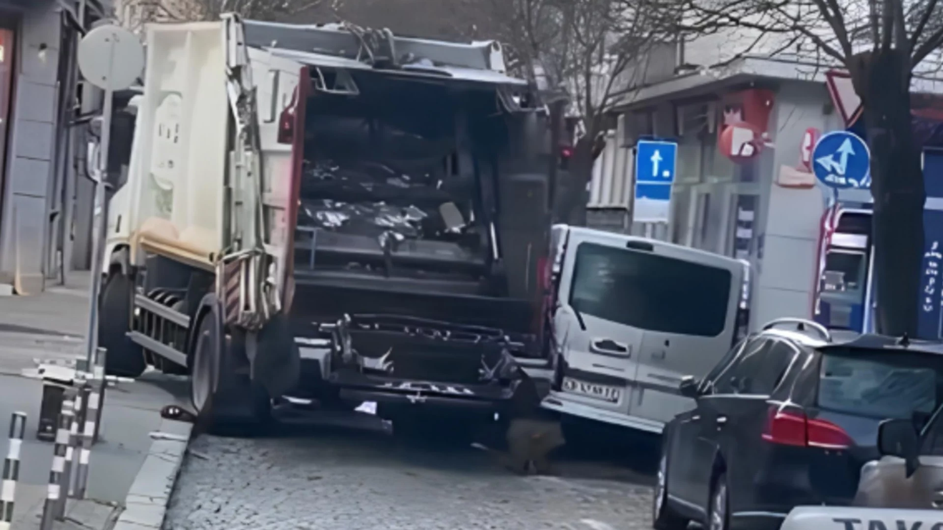 "Да те застигне кризата с боклука": Камион на чистотата отнесе бус в центъра на София (ВИДЕО)