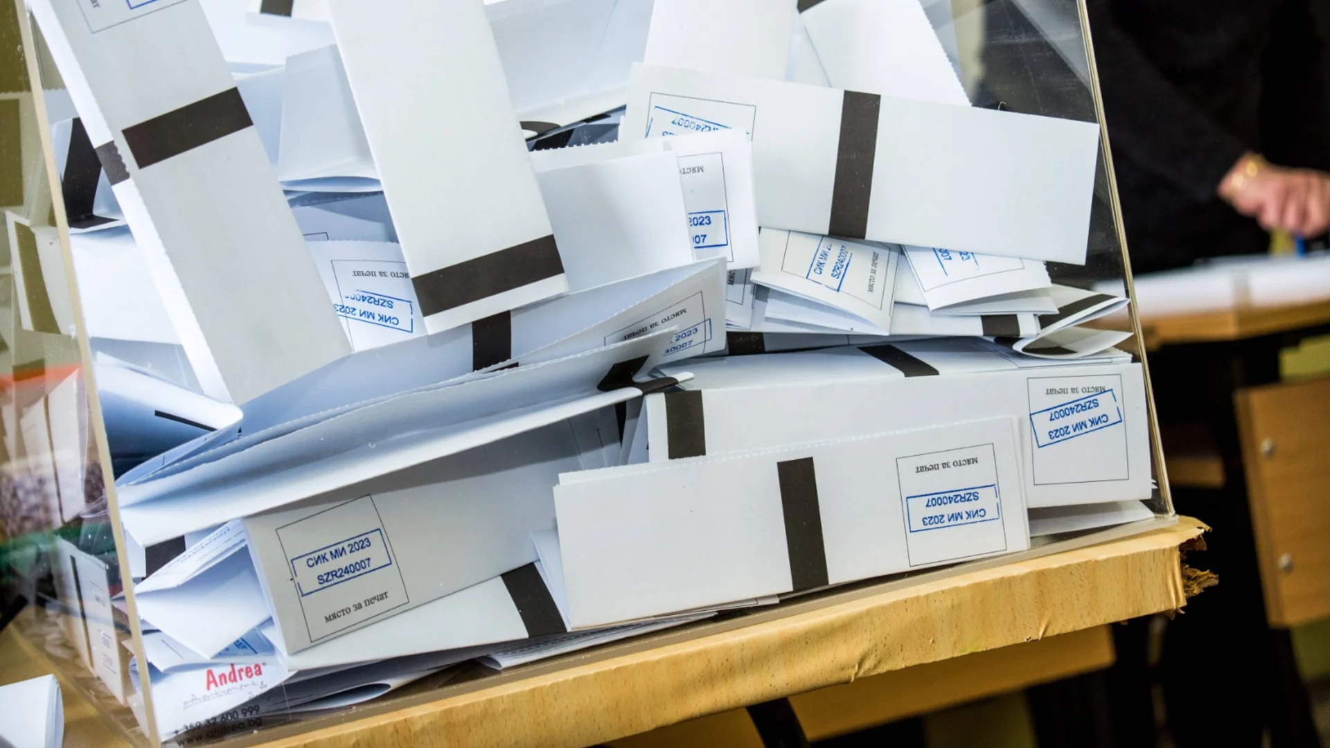 "Върви се към силово въвеждане на нова изборна технология": Общественият съвет на ЦИК с предупреждение