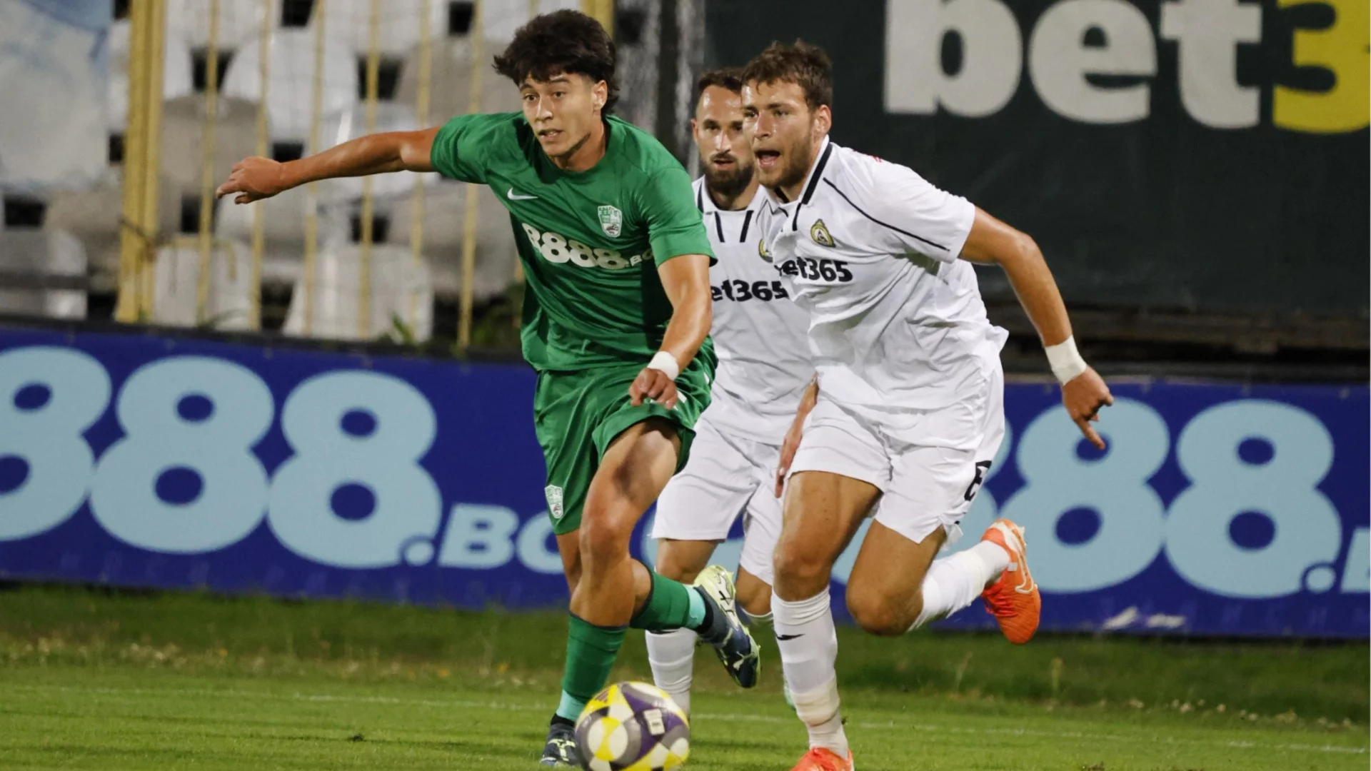 Е това е карък: млад българин плати глоба в новия си отбор, без дори да е играл