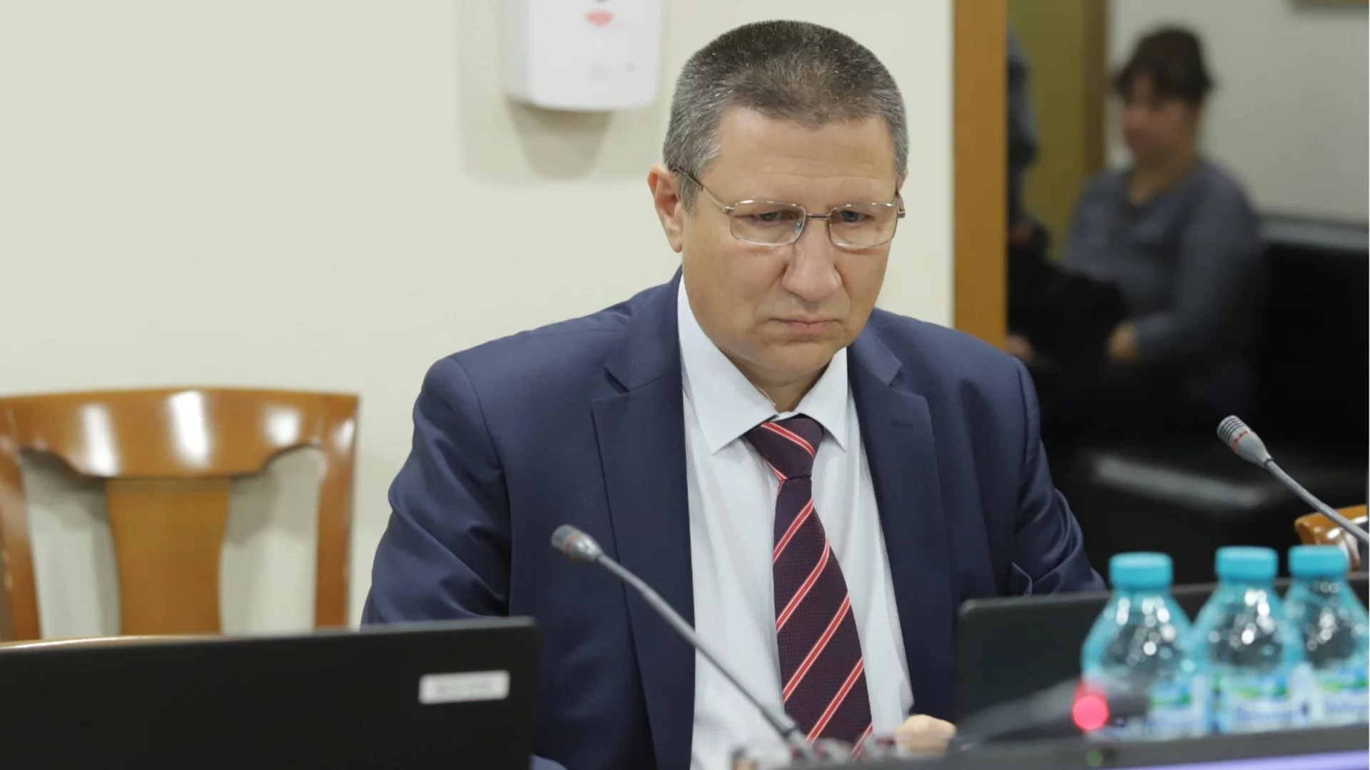 Два състава на един съд удариха по Сарафов, докато той взема хиляди евро заплата извън мандат