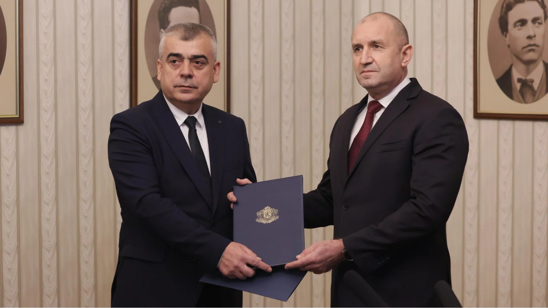 "Ние първи надигнахме глас от площадите за явлението, което се задава": АПС върна веднага третия мандат на Радев