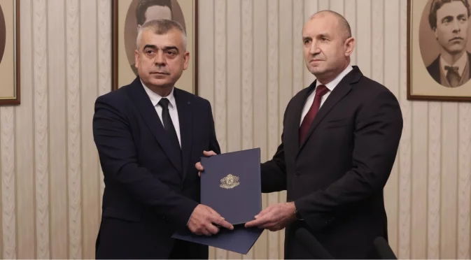 "Ние първи надигнахме глас от площадите за явлението, което се задава": АПС върна веднага третия мандат на Радев