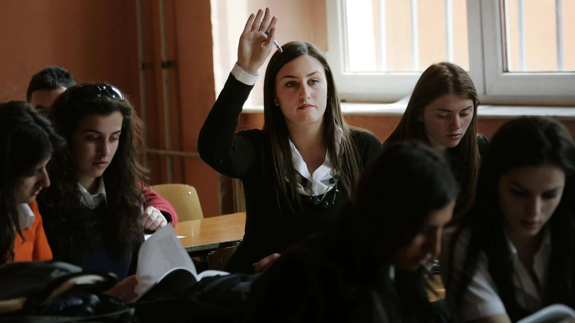 665 евро стипендия: Държавата в опит да задържи най-добрите ученици в България