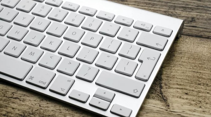 Никога не използвайте кърпички за почистване на тези повърхности