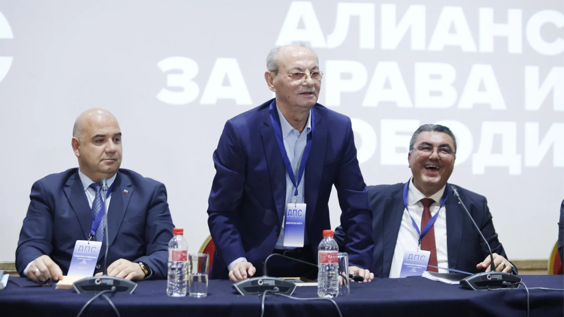 Знак срещу Пеевски и ръка към българските турци: Политолози за посланието на Радев да даде мандат на АПС