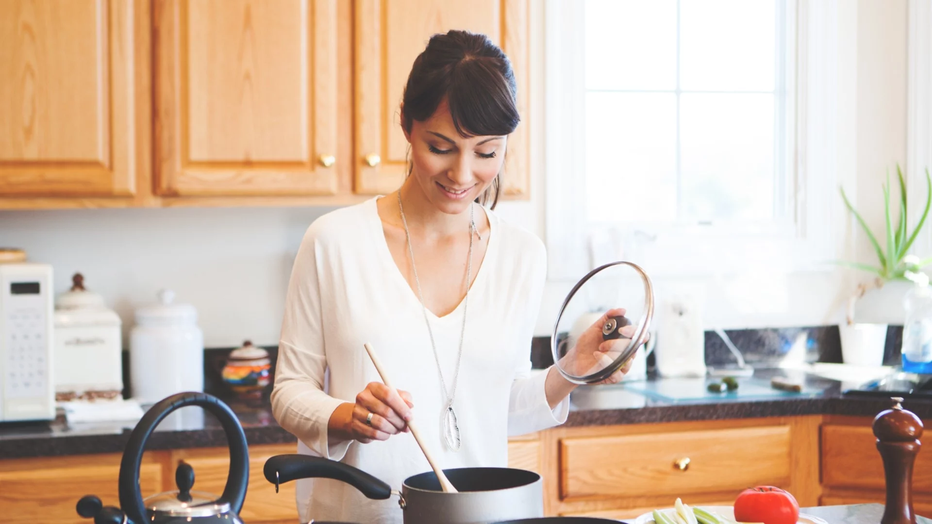 Трик с оцет за неутрализиране на упорити миризми след готвене - работи за броени минути