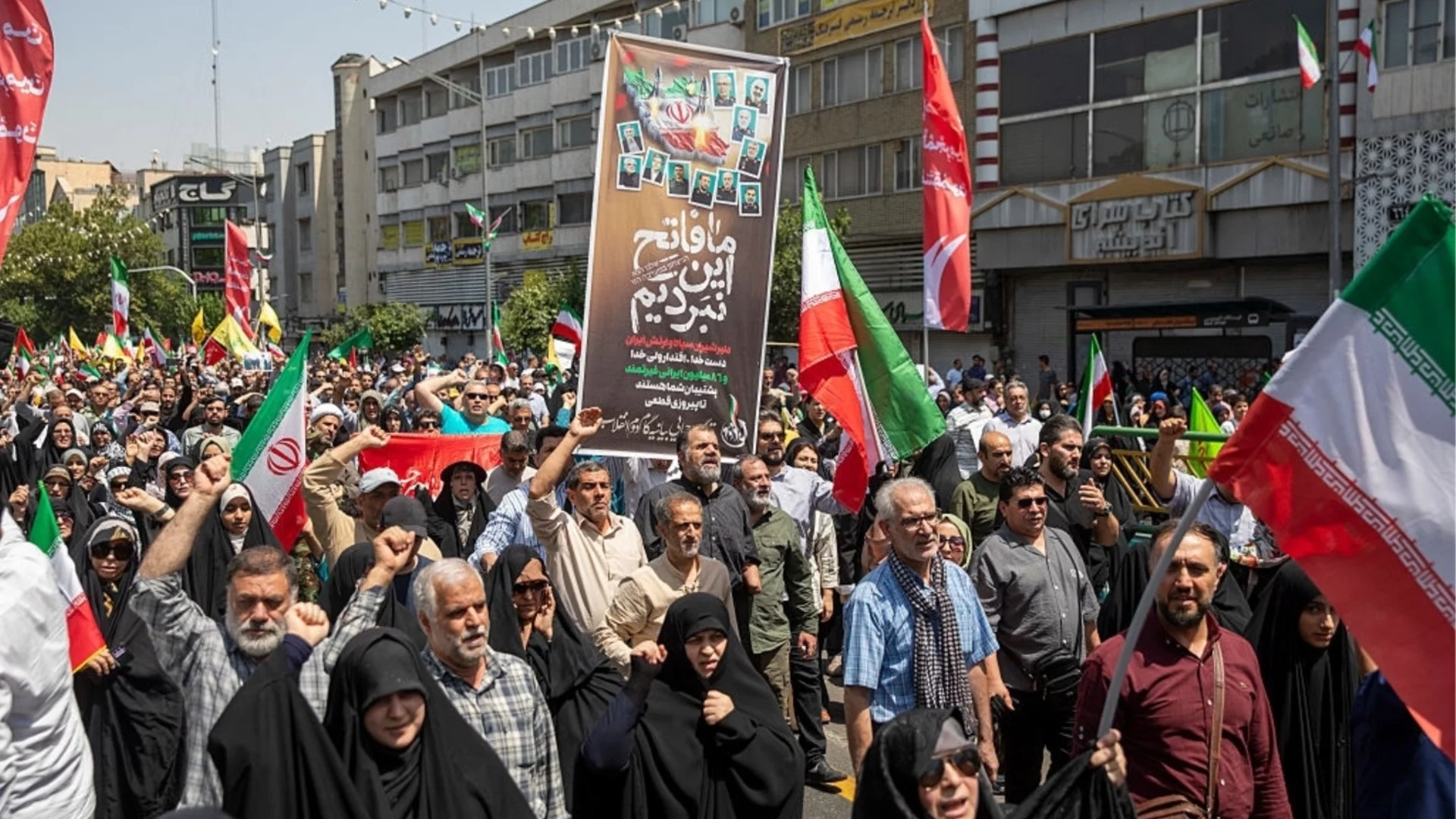 САЩ отново предупредиха Иран, режимът в Техеран извади бронирана техника по улиците (ВИДЕО)