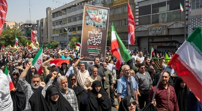 САЩ отново предупредиха Иран, режимът в Техеран извади бронирана техника по улиците (ВИДЕО)