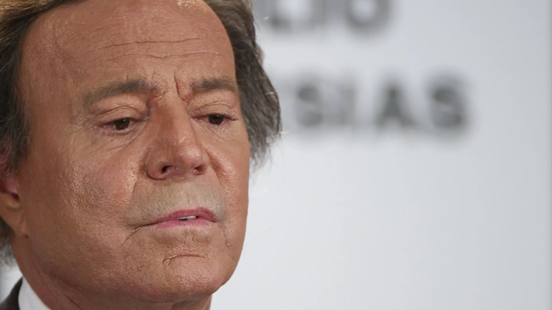 Хулио Иглесиас го закъса: Излезе клип, в който дърпа и насила целува жена (ВИДЕО)