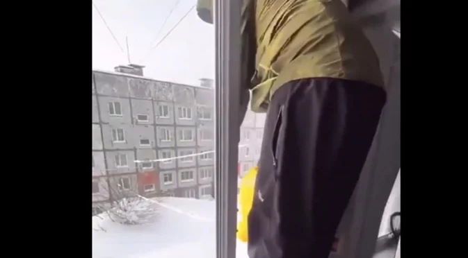 Епидемия от скачащи от прозорците в Камчатка (ВИДЕО)