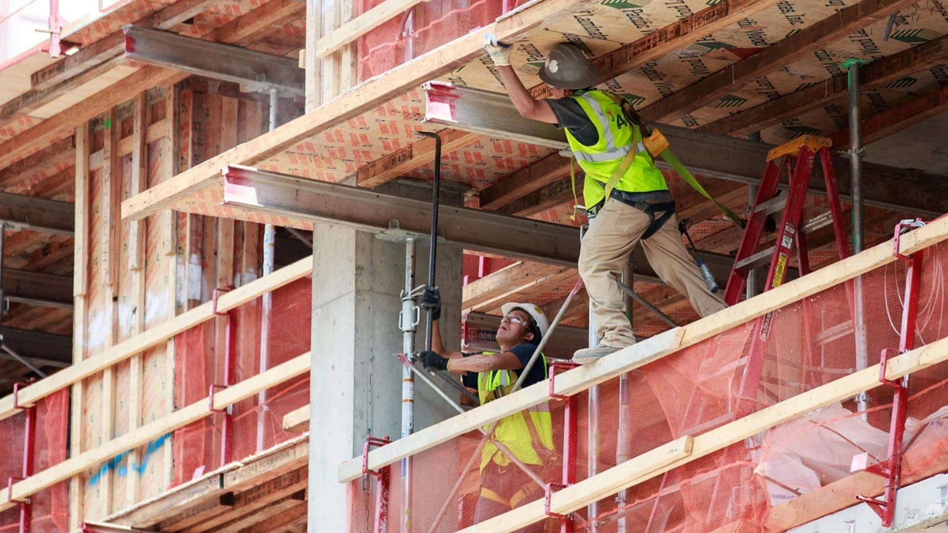 Административни нарушения, хора без договор и опасна среда: Как работодателите нарушаваха закона през 2025 г.