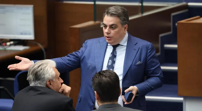 Лорер остро за Асен Василев: Управлява еднолично партията и иска сглобка с "Възраждане"