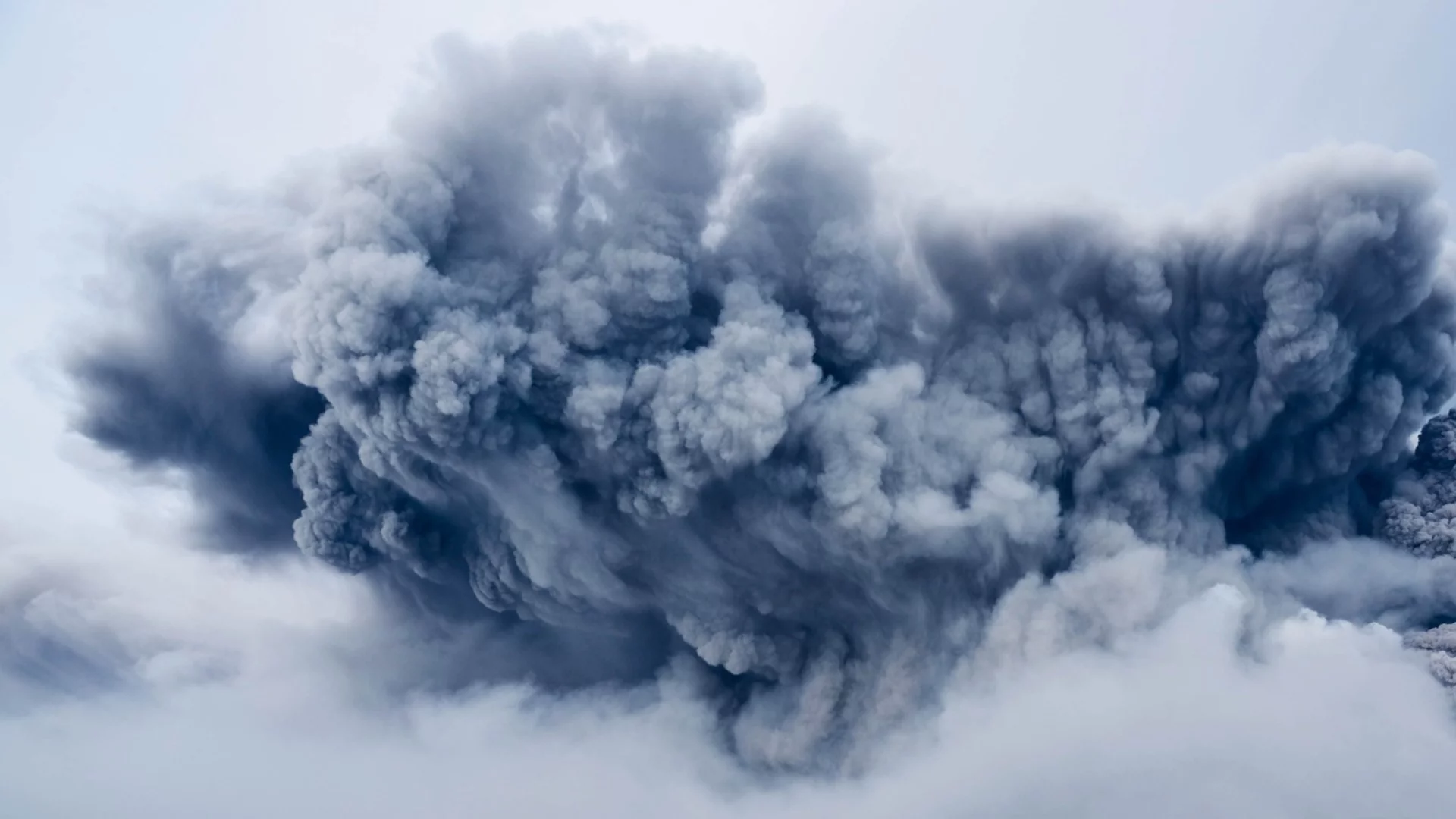 Гъст дим се извива над завод за торове край Москва (ВИДЕО)